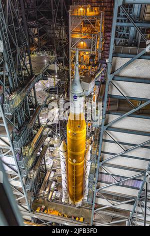 STATI UNITI. 16th ago, 2022. Il sistema di lancio spaziale della NASA si trova presso il Vehicle Assembly Building presso il Kennedy Space Center dell'agenzia in Florida il 16 agosto 2022, prima della missione inaugurale di Artemis i in orbita lunare. (Foto di Alex G Perez/AGPfoto/Sipa USA) Credit: Sipa USA/Alamy Live News Foto Stock