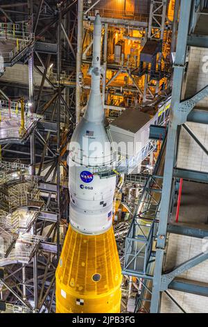 STATI UNITI. 16th ago, 2022. Il sistema di lancio spaziale della NASA si trova presso il Vehicle Assembly Building presso il Kennedy Space Center dell'agenzia in Florida il 16 agosto 2022, prima della missione inaugurale di Artemis i in orbita lunare. (Foto di Alex G Perez/AGPfoto/Sipa USA) Credit: Sipa USA/Alamy Live News Foto Stock