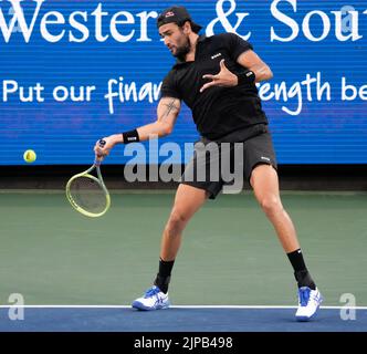 15 agosto 2022: Matteo Berrettini (ITA) perde a Frances Tiafoe (USA), 7-6, 6-4 7-6 al Western & Southern Open che si gioca al Lindner Family Tennis Center di Cincinnati, Ohio, {USA} © Leslie Billman/Tennisclix/Cal Sport Media Foto Stock