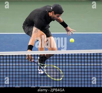 15 agosto 2022: Matteo Berrettini (ITA) perde a Frances Tiafoe (USA), 7-6, 6-4 7-6 al Western & Southern Open che si gioca al Lindner Family Tennis Center di Cincinnati, Ohio, {USA} © Leslie Billman/Tennisclix/Cal Sport Media Foto Stock