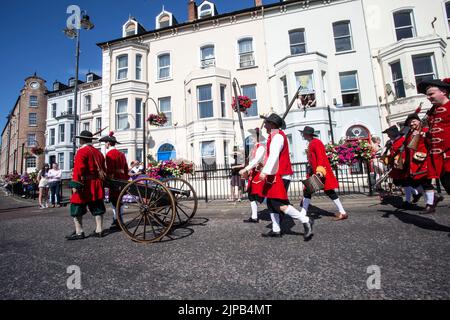 Apprendisti ragazzi con cannone che reagiscono l'assedio storico di Derry nelle mura della città, Londonderry, Derry, Irlanda del Nord. Foto Stock