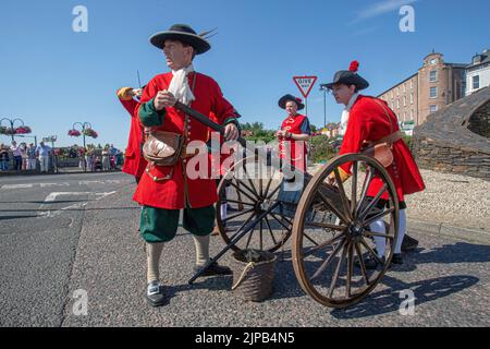 Apprendisti ragazzi con cannone che reagiscono l'assedio storico di Derry nelle mura della città, Londonderry, Derry, Irlanda del Nord. Foto Stock