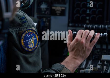 Christopher Abrahamsen, 535th Airlift Squadron istruttore pilota conduce un controllo di preflight prima di eseguire una dimostrazione di C-17 Globemaster III al Kaneohe Bay Air show alla Joint base Pearl Harbor-Hickam, Hawaii, 12 agosto 2022. Lo spettacolo aereo ha caratterizzato esposizioni statiche, spettacoli aerei e dimostrazioni di aerei per mostrare apprezzamento per il sostegno fornito dalla comunità locale. (STATI UNITI Air Force foto di Senior Airman Makensie Cooper) Foto Stock