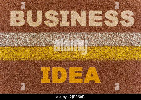 Concetto aziendale. Sul tapis roulant, le parole Business e idea sono separate da due linee. Foto Stock