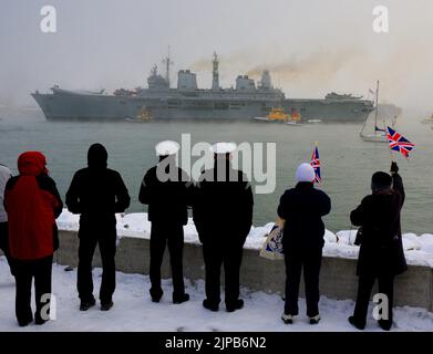 HMS ARK ROYAL ARRIVA A PORTSMOUTH PER L'ULTIMA VOLTA. FOTO DI MIKE WALKER, FOTO DI MIKE WALKER 2010 FOTO DI MIKE WALKER Foto Stock