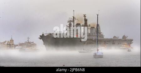 HMS ARK ROYAL ARRIVA A PORTSMOUTH PER L'ULTIMA VOLTA. FOTO DI PIC MIKE WALKER, MIKE WALKER 2010 Foto Stock