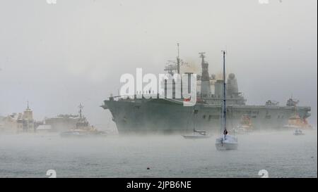 HMS ARK ROYAL ARRIVA A PORTSMOUTH PER L'ULTIMA VOLTA. FOTO DI PIC MIKE WALKER, MIKE WALKER 2010 Foto Stock