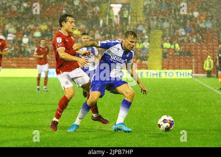 Oakwell Stadium, Barnsley, Inghilterra - 16th agosto 2022 Harry Anderson (19) di Bristol Rovers tiene fuori Callum Styles (4) di Barnsley - durante il gioco Barnsley contro Bristol Rovers, Sky Bet League One, 2022/23, Oakwell Stadium, Barnsley, Inghilterra - 16th agosto 2022 Credit: Arthur Haigh/WhiteRosePhotos/Alamy Live News Foto Stock