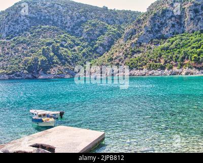 Una splendida vista sulla spiaggia di Limonari sull'isola di Skopelos in Grecia Foto Stock