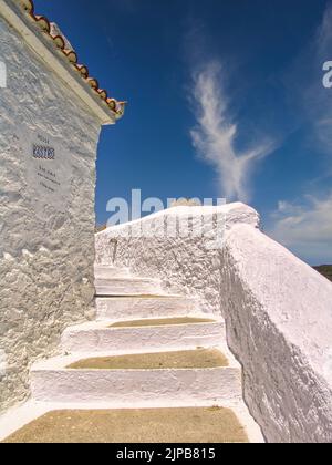 Una scala verticale che saliva su un edificio greco sull'isola di Skopelos Foto Stock