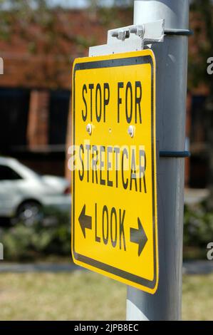 Interrompere e cercare il tram sulle vie segno sulla strada a Tampa FL Foto Stock