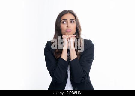 Divertente giovane donna d'affari in tuta. Ritratto di entusiasta gasping donna d'affari. Espressioni facciali espressive. Foto Stock