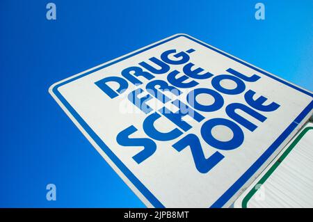 Drug Free School zone Sign About Drugs with Kids a causa di leggi statali e federali con spazio di testo e cielo per la copia Foto Stock