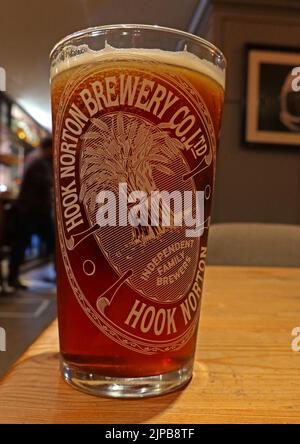 Una pinta di vecchio Hooky, dalla fabbrica di birra Hook Norton, vicino a Banbury, Oxfordshire, Inghilterra, Regno Unito, OX15 5NY Foto Stock