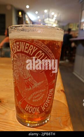 Una pinta di vecchio Hooky, dalla fabbrica di birra Hook Norton, vicino a Banbury, Oxfordshire, Inghilterra, Regno Unito, OX15 5NY Foto Stock