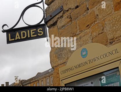 Public conveniences Ladies segno presso il vecchio municipio, Chipping Norton, West Oxfordshire, Inghilterra, Regno Unito, OX7 5NA Foto Stock
