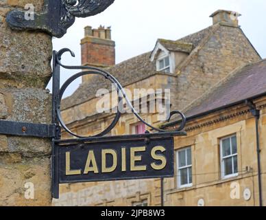 Public conveniences Ladies segno presso il vecchio municipio, Chipping Norton, West Oxfordshire, Inghilterra, Regno Unito, OX7 5NA Foto Stock