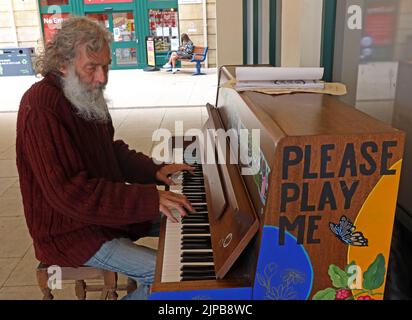 Piano della comunità pubblica, fornito per giocare-Please Play Me, a West Street, Chipping Norton, West Oxfordshire, Oxfordshire, Sud-est Inghilterra, Regno Unito, OX7 5LH Foto Stock