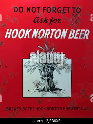 Non dimenticate di chiedere la birra Hook Norton, prodotta dalla Hook Norton Brewery Co, tradizionale birreria vittoriana 'torre', a Banbury, Oxfordshire, Inghilterra Foto Stock