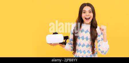 Sviluppo infantile. Ragazza teen stupita che tiene occhiali VR wireless. Banner di bambina con visore VR per realtà virtuale, ritratto in studio con copia Foto Stock