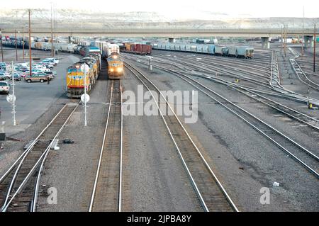 Locomotiva cabina telecomandata non occupato Railroad cantiere con vagli e switcher, motori e automobili e impianti di riparazione in Utah segno Foto Stock