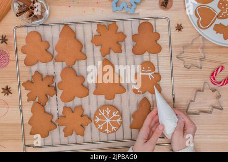 Decorazione di biscotti di pan di zenzero di Natale fatti in casa, vista dall'alto Foto Stock