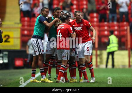 Sean Clare of Charlton Athletic celebra il suo obiettivo durante la partita della Sky Bet League 1 tra Charlton Athletic e Plymouth Argyle at the Valley, Londra, martedì 16th agosto 2022. (Credit: Tom West | MI News) Credit: MI News & Sport /Alamy Live News Foto Stock