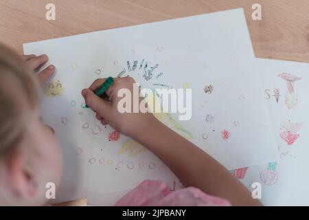 Bambine che si siedono nella scuola elementare disegnando su carta Foto Stock