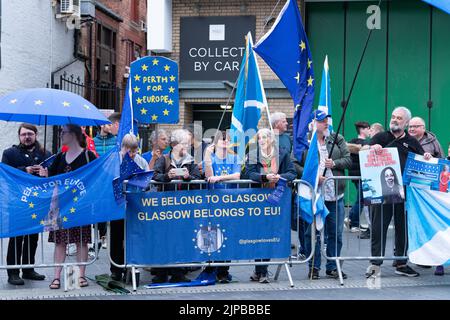 Perth Concert Hall, Perth, Scozia, Regno Unito. 16th agosto 2022. I manifestanti si sono riuniti fuori dalla Sala Concerti di Perth davanti alle marchette elettorali dei conservatori che si stanno tenendo all'interno. Questa è la settima marchetta, e l'unica volta che il dibattito viene ospitato in Scozia. Credit: Kay Roxby/Alamy Live News Foto Stock