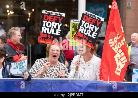 Perth Concert Hall, Perth, Scozia, Regno Unito. 16th agosto 2022. I manifestanti si sono riuniti fuori dalla Sala Concerti di Perth davanti alle marchette elettorali dei conservatori che si stanno tenendo all'interno. Credit: Kay Roxby/Alamy Live News Foto Stock