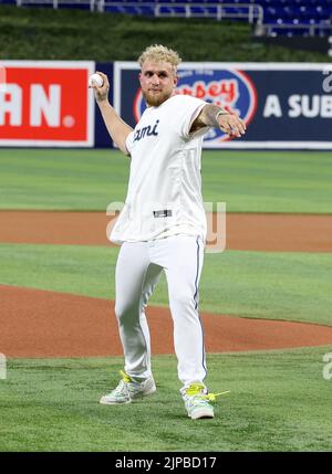Miami, Stati Uniti d'America. 16th ago, 2022. MIAMI, FL - 16 AGOSTO: Jake Paul lancia il primo campo cerimoniale alla partita di baseball dei Miami Marlins vs San Diego Padres al LoanDepot Park il 16 agosto 2022 a Miami, Florida. (Foto di Alberto E. Tamargo/Sipa USA) Credit: Sipa USA/Alamy Live News Foto Stock