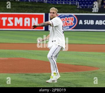 Miami, Stati Uniti d'America. 16th ago, 2022. MIAMI, FL - 16 AGOSTO: Jake Paul lancia il primo campo cerimoniale alla partita di baseball dei Miami Marlins vs San Diego Padres al LoanDepot Park il 16 agosto 2022 a Miami, Florida. (Foto di Alberto E. Tamargo/Sipa USA) Credit: Sipa USA/Alamy Live News Foto Stock