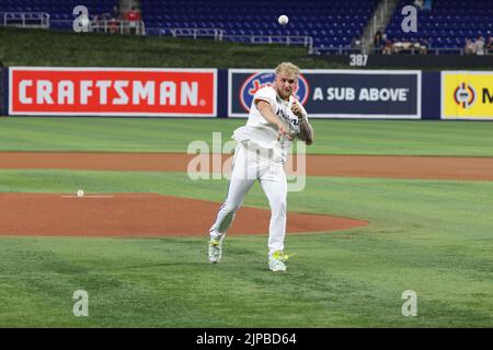 Miami, Stati Uniti d'America. 16th ago, 2022. MIAMI, FL - 16 AGOSTO: Jake Paul lancia il primo campo cerimoniale alla partita di baseball dei Miami Marlins vs San Diego Padres al LoanDepot Park il 16 agosto 2022 a Miami, Florida. (Foto di Alberto E. Tamargo/Sipa USA) Credit: Sipa USA/Alamy Live News Foto Stock