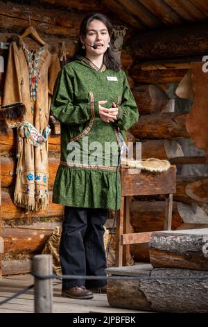 Una ragazza di Athabaskan posa in costume nativo al villaggio indiano di Chena a Fairbanks, Alaska Foto Stock