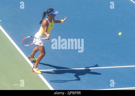 15 agosto 2022, West Vancouver, British Columbia, Vancouver, BC, Canada: VANCOUVER, BC - 15 AGOSTO: Heather Watson di Gran Bretagna ritorna contro Elisabetta Cocciaretto d'Italia durante il secondo giorno del 2022° Odlum Brown VanOpen all'Hollyburn Country Club il 15 agosto 2022, a West Vancouver, British Columbia, Canada. (Credit Image: © Clelio Tomaz/PX Imagens via ZUMA Press Wire) Foto Stock