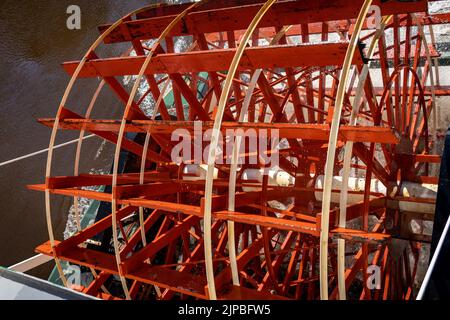 Gli ospiti del Riverboat Discovery si fermano per una visita al Chena Indian Village di Fairbanks, Alaska Foto Stock