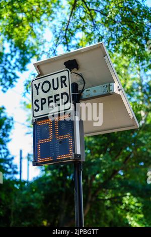 Perryville, MD, USA – 13 agosto 2022: Un cartello della tua velocità con la lettura di 205MPH al Municipio di Perryville situato su Broad Street. Foto Stock
