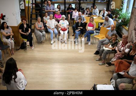 Odessa, Ucraina, 16/08/2022, Yaroslava Vitko-Prysyazhnyuk (in piedi) è visto parlare con la gente durante l'incontro incontro con il mediatore di lingua del sud dell'Ucraina Yaroslava Vitko-Prysyazhnyuk. Nel corso della riunione si parleranno: Dei poteri del Commissario per la protezione della lingua di Stato nel sud dell'Ucraina; dell'applicazione e del rispetto della legislazione linguistica; del potenziale del settore pubblico nel promuovere l'attuazione della lingua Ucraina come lingua di Stato; Organizzazione di corsi, club, corsi di lingua Ucraina a Odessa e la r Foto Stock