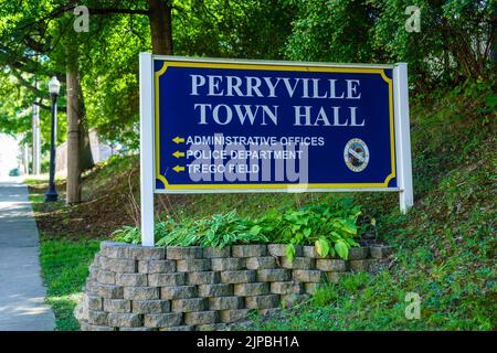 Perryville, MD, USA – 13 agosto 2022: Il cartello di direzione del Municipio di Perryville si trova su Broad Street. Foto Stock