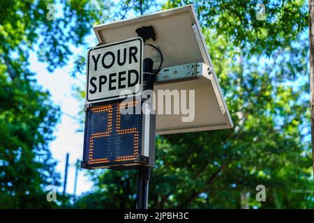 Perryville, MD, USA – 13 agosto 2022: Un cartello della tua velocità con la lettura di 205MPH al Municipio di Perryville situato su Broad Street. Foto Stock