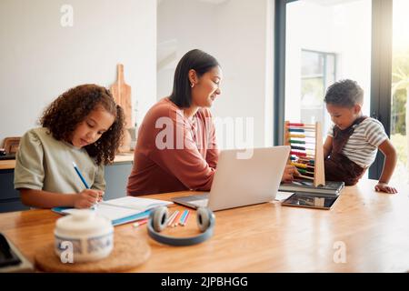 Scuola materna, sviluppo del bambino e educazione di qualità per i bambini piccoli che imparano con la madre. Il genitore che aiuta e insegna ai suoi capretti con Foto Stock