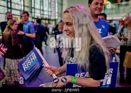 Perth Scozia, Regno Unito 16 agosto 2022. I sostenitori consegnano cartelli politici ai membri del Partito conservatore che arrivano alla Sala Concerti di Perth prima di una marchetta che deciderà il nuovo primo Ministro. Credit sst/alamy live news Foto Stock