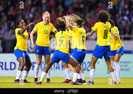 San Jose, Costa Rica. 16th ago, 2022. San Jose, Costa Rica, 16th 2022 agosto: Rafa Levis (18 Brasile) festeggia dopo aver segnato il primo gol della sua squadra con i compagni di squadra durante la partita di calcio della Coppa del mondo di donne FIFA U20 Costa Rica 2022 tra Brasile e Costa Rica all'Estadio Nacional di San Jose, Costa Rica. (Daniela Porcelli/SPP) Credit: SPP Sport Press Photo. /Alamy Live News Foto Stock