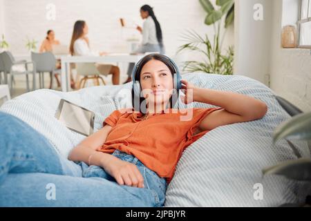Cuffie creative, ascolto di musica e relax con canzoni zen o podcast per aiutare a pensare, pianificare e ispirare. Motivato Foto Stock