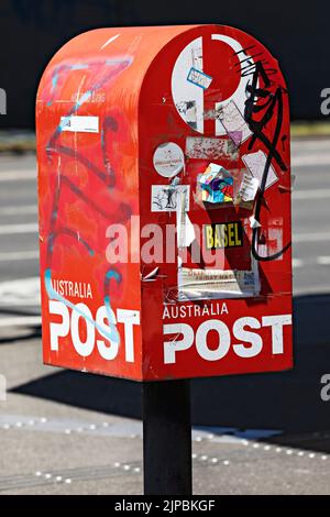 Ballarat Australia / un Australia Post Postal Box ha affrontato con marcature nel centro di Ballarat. Foto Stock