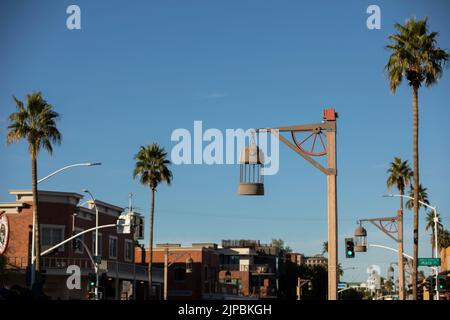 Scottsdale, Arizona, USA - 4 gennaio 2022: La luce del tardo pomeriggio splende sulle facciate storiche della Città Vecchia. Foto Stock