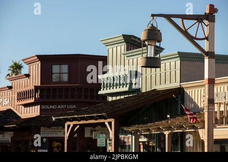 Scottsdale, Arizona, USA - 4 gennaio 2022: La luce del tardo pomeriggio splende sulle facciate storiche della Città Vecchia. Foto Stock