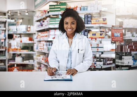 Segui queste istruzioni. Ritratto corto di una giovane e attraente farmacista che lavora in farmacia. Foto Stock