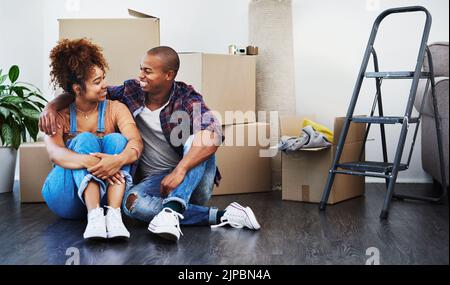 C'è molto da fare, ma ci divergiamo a vicenda. Una giovane coppia che si sposta in casa. Foto Stock