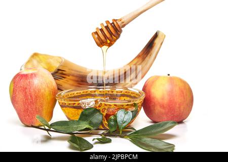Rosh hashanah - concetto ebraico di vacanza di nuovo anno. Una ciotola a forma di mela con miele, mele, uno shofar sono i simboli tradizionali della vacanza. Isolato su Foto Stock